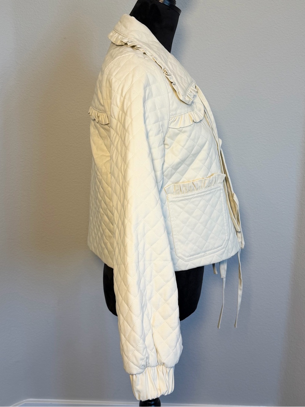 NWT Avec Les Filles Cream Quilted Ruffle-Trim Tie-Front Bomber Jacket Size Med - Picture 5 of 13